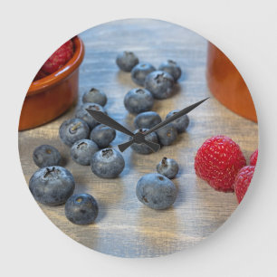 Himbeeren und Blaubeeren Große Wanduhr