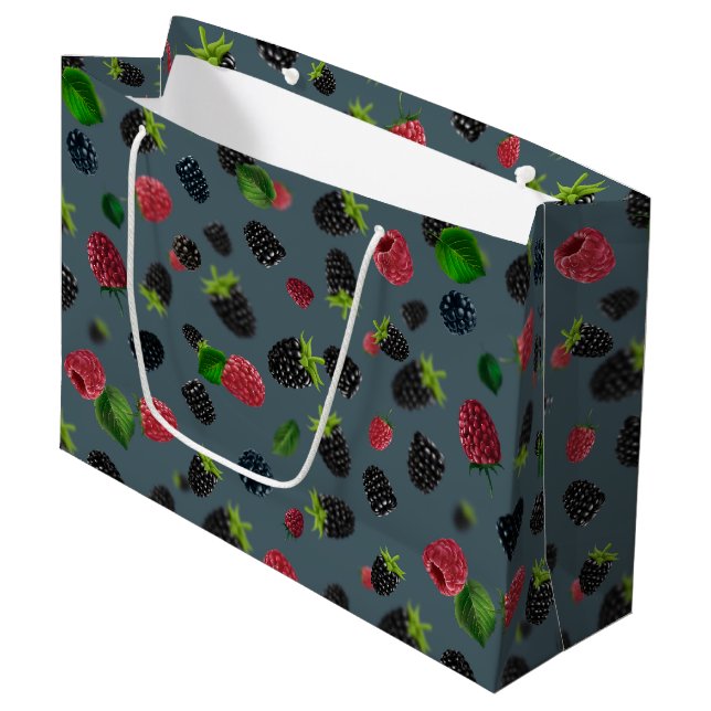 Himbeermuster 2 große geschenktüte (Vorderseite Schrägansicht)