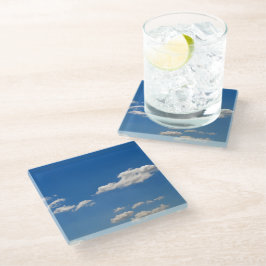 Himmel ist blau und weiße Wolken kommen vorbei Glasuntersetzer