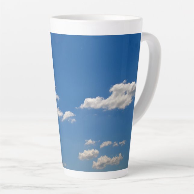 Himmel ist blau und weiße Wolken kommen vorbei Milchtasse (Rechte Ecke)