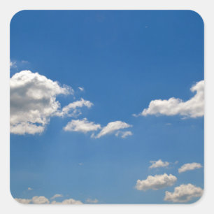 Himmel ist blau und weiße Wolken kommen vorbei Quadratischer Aufkleber