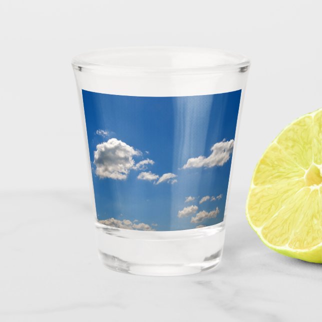 Himmel ist blau und weiße Wolken kommen vorbei Schnapsglas (Vorderseite)