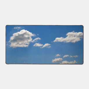 Himmel ist blau und weiße Wolken kommen vorbei Schreibtischunterlage