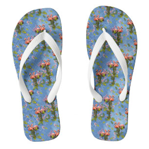 Himmelblau bewölkt und Flamingos Wiederholungsdruc Flip Flops