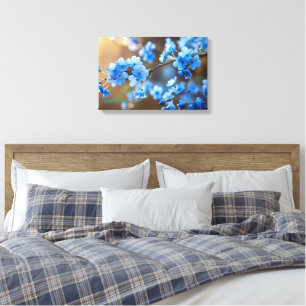 Himmelblaue Blüten im goldenen Licht Leinwanddruck
