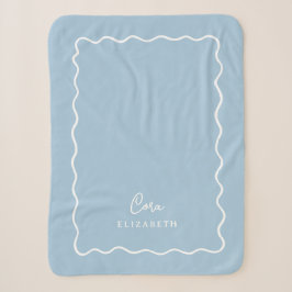 Himmelblauer Wellenrand mit Monogramm Sherpadecke