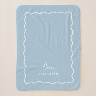 Himmelblauer Wellenrand mit Monogramm Sherpadecke