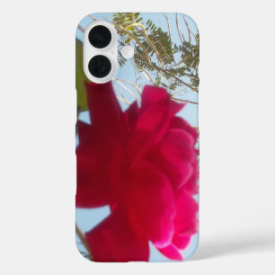 Himmlische Blüte Eine rote Rose gegen den blauen iPhone 16 Hülle