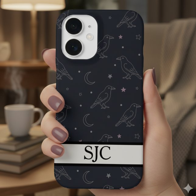 Himmlischer Rabe Dunkle Akademie Monogramm iPhone 16 Hülle (Raven and moon monogram phone case)