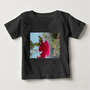 Himmlisches Blut: Eine Rose gegen den Himmel Baby T-shirt