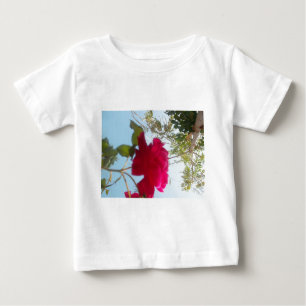 Himmlisches Blut: Eine Rose gegen den Himmel Baby T-shirt