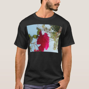 Himmlisches Blut: Eine Rose gegen den Himmel T-Shirt