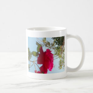 Himmlisches Blut: Eine Rose gegen den Himmel Tasse