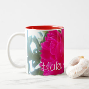 Himmlisches Blut: Eine Rose gegen den Himmel Zweifarbige Tasse