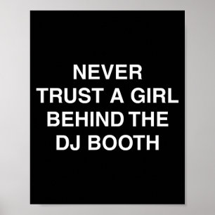 Hinter dem DJ-Pult lustiges Techno-EDM-Festival-Me Poster