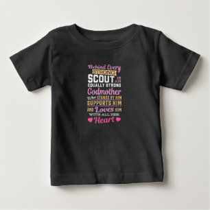 Hinter dem Scout steht eine starke Großmutter Baby T-shirt