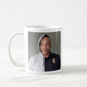 Hinter der Kaffee-Tasse des Blauen Vorhangs Kaffeetasse