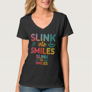 Hinter diesem Bild verblasst ein Slink ins Lächeln T-Shirt