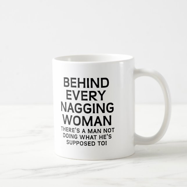 Hinter einer zitternden Frauenarmut Kaffeetasse (Rechts)