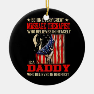 Hinter großen Massage Therapist, der glaubt Keramik Ornament