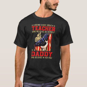 Hinter jedem großartigen Lehrer, der an sich selbs T-Shirt
