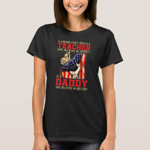 Hinter jedem großartigen Lehrer, der an sich selbs T-Shirt