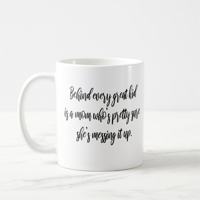 Hinter jedem großen Kind steht eine Mutter Moderne Kaffeetasse (Links)