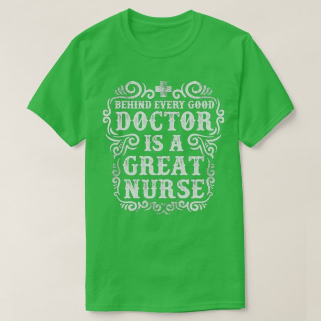 Hinter jedem guten Arzt steht ein GROSSER KRANKENK T-Shirt (Design vorne)