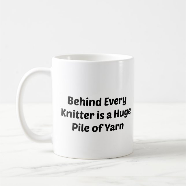 "Hinter jedem Knitter steckt ein Pile des Garns" Kaffeetasse (Links)