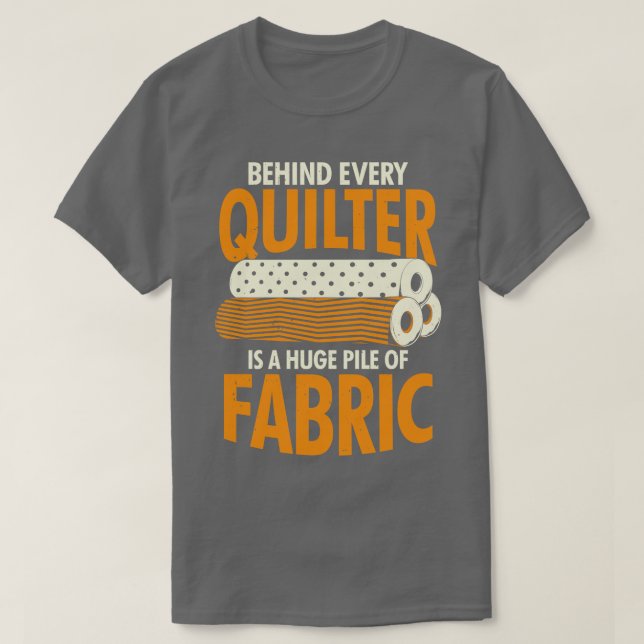 Hinter jedem Quilter befindet sich ein riesiger St T-Shirt (Design vorne)