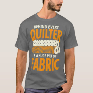 Hinter jedem Quilter steht ein riesiger Stoffhaufe T-Shirt