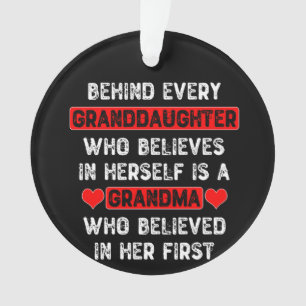 Hinter jeder Enkelin Ornament