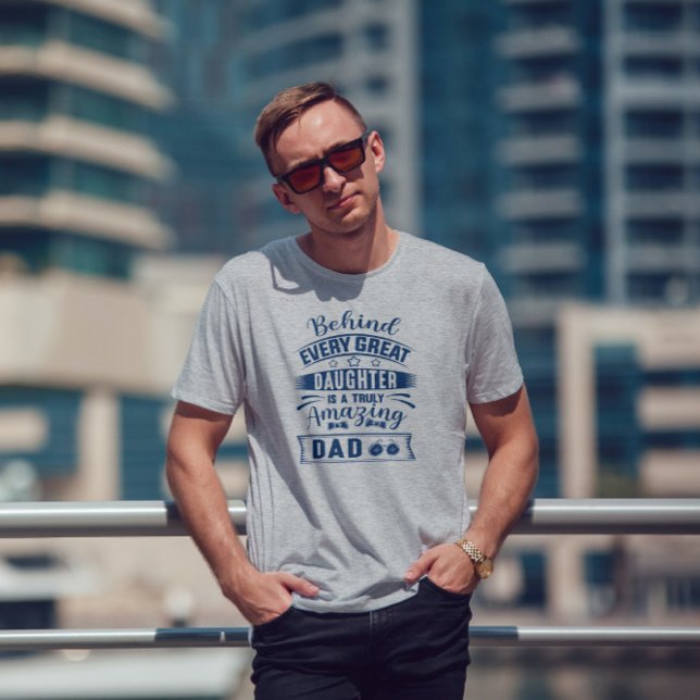 Hinter jeder großen Tochter steht Phantastischer V T-Shirt (Von Creator hochgeladen)