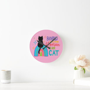 Hinter jeder starken Frau steht ihre Katze Runde Wanduhr