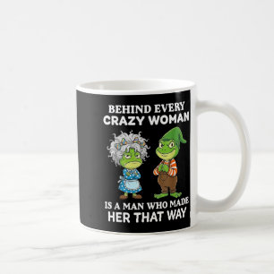 Hinter jeder verrückten Frau steht ein Mann, der s Kaffeetasse