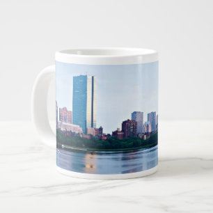 Hintere Bucht Bostons über Charles River Jumbo-Tasse