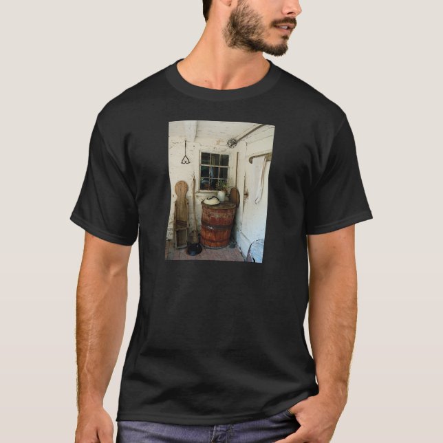 Hintere Veranda mit Fass T-Shirt (Vorderseite)