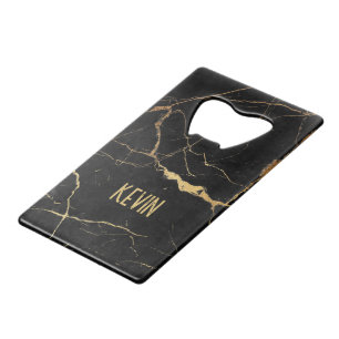 Hintergrund aus schwarzem und goldfarbenem Imitat Geldbeutel Flaschenöffner