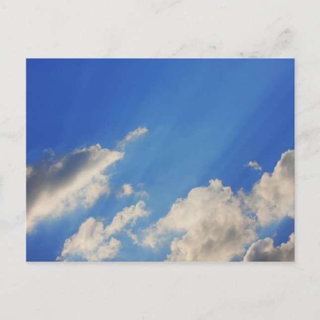 Hintergrund des blauen Himmels. Postkarte (Vorderseite)