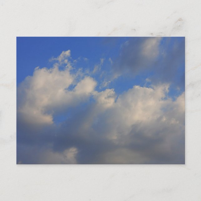 Hintergrund des blauen Himmels. Postkarte (Vorderseite)