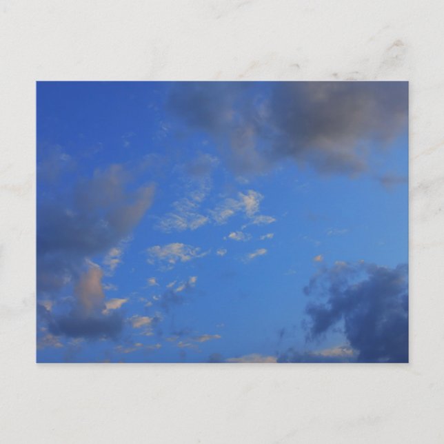 Hintergrund des blauen Himmels. Postkarte (Vorderseite)