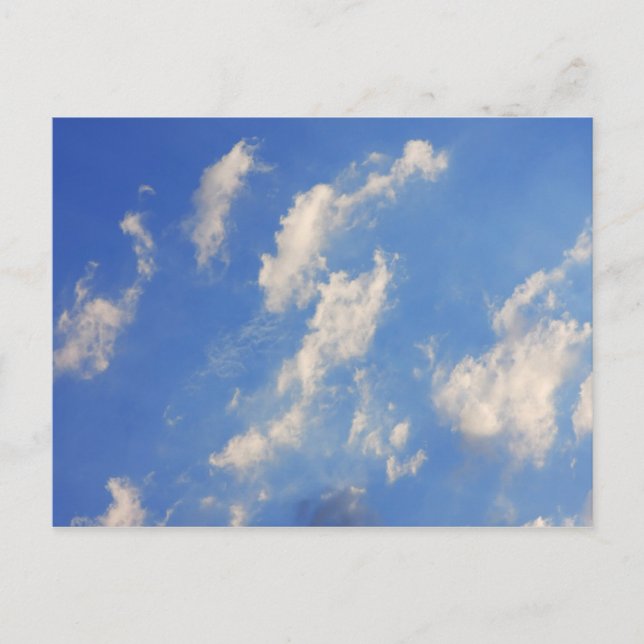 Hintergrund des blauen Himmels. Postkarte (Vorderseite)