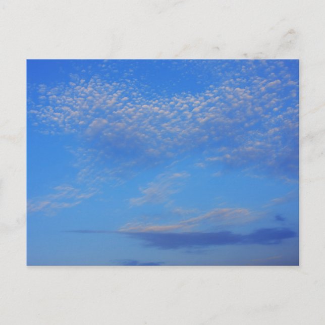 Hintergrund des blauen Himmels. Postkarte (Vorderseite)