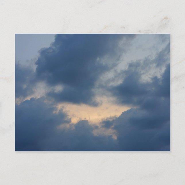 Hintergrund des Himmels mit Donnerwolken. Postkarte (Vorderseite)