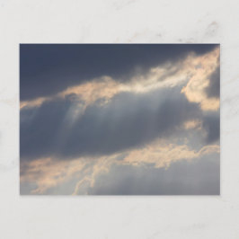 Hintergrund des Himmels mit Donnerwolken. Postkarte