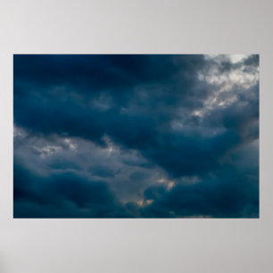 Hintergrund des Himmels mit Gewitterwolken Poster
