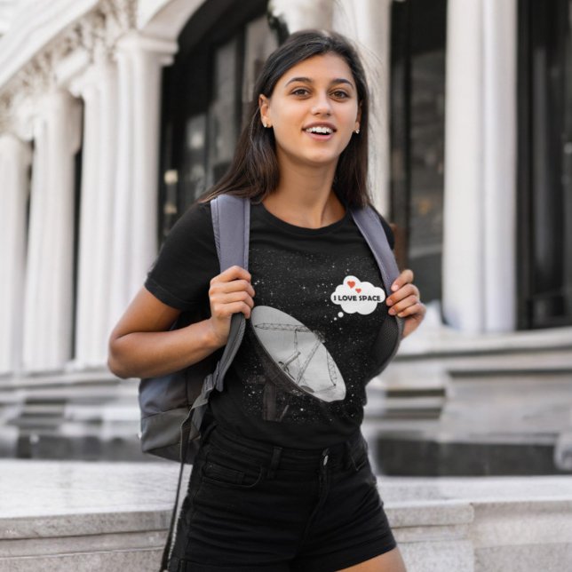 Hintergrund Sterne Radioteleskop Phrase I LIEBE SP T-Shirt (radio telescope i love space t-shirt mockup featuring a smiling college girl)