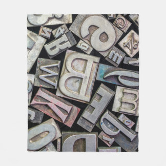 Hintergrund zufälliger Vintager Grunge-Buchstaben  Fleecedecke