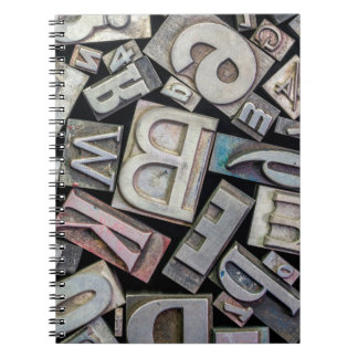 Hintergrund zufälliger Vintager Grunge-Buchstaben  Notizblock