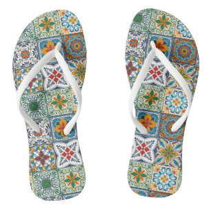 Hintergrundspuren/Talavera-inspirierte Fliesen Flip Flops